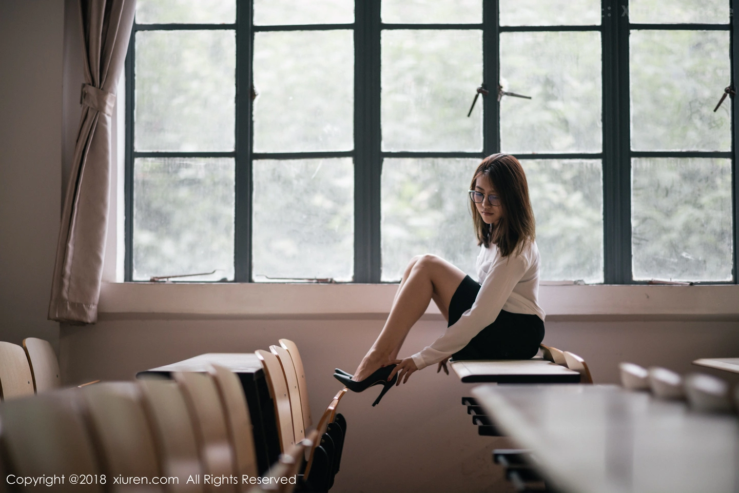 图片[2]-[XiuRen秀人网]VOL.1267 女神许诺Sabrina性感教师制服白衬衣配黑短裙秀美腿写真44P-秀人网官方网站